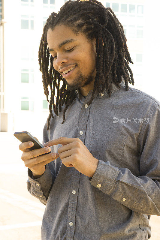 年轻的非洲裔美国人用手机