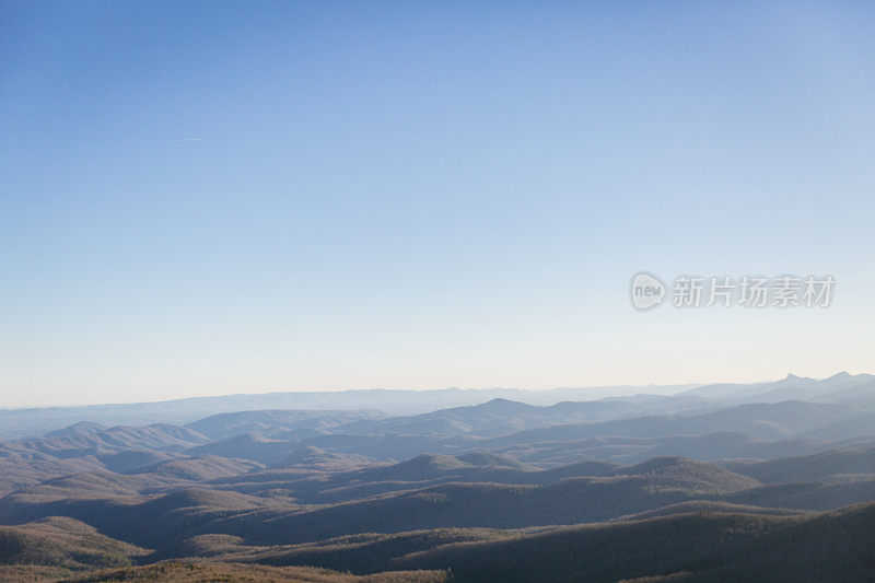 蓝岭公园路的山脉全景