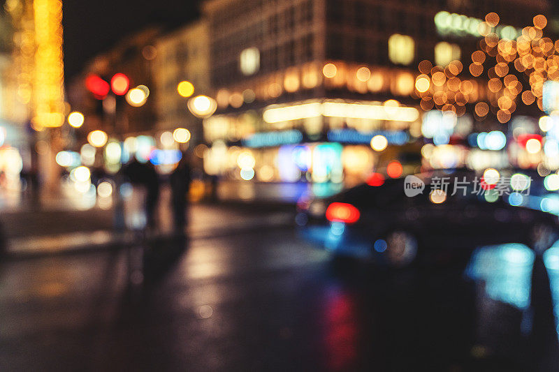 夜晚的城市场景。模糊的背景