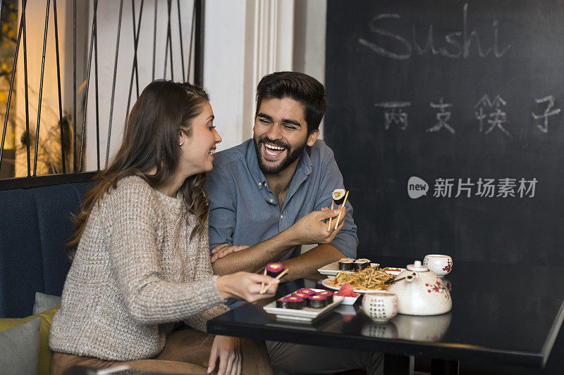 年轻夫妇吃寿司