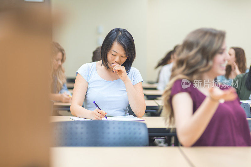 在大学教室里学习的学生