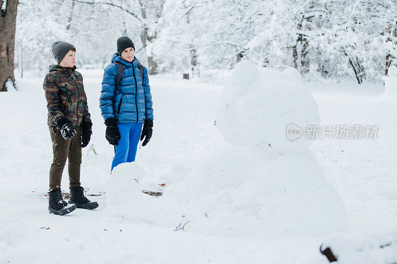 孩子们堆雪人