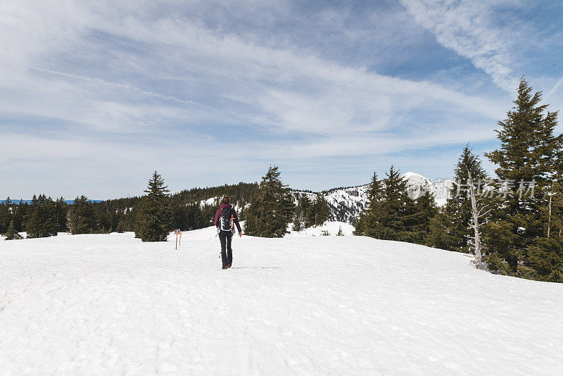 女性独自在雪山中徒步旅行