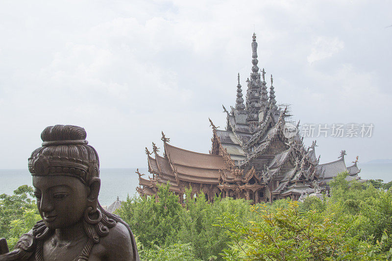 泰国芭堤雅真理寺附近美丽的佛教雕塑