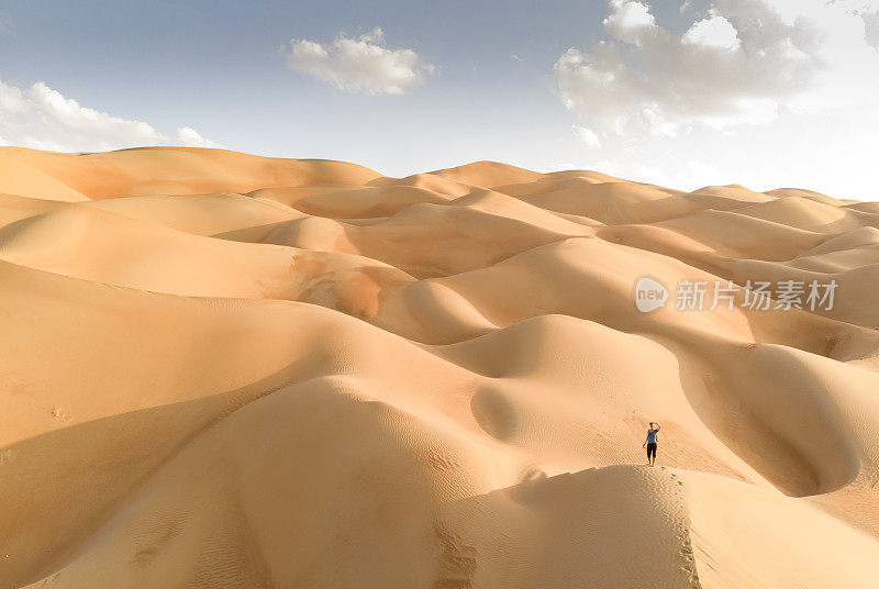 一个人在里瓦沙漠的aeril视图，空谷的一部分，世界上最大的连续沙地沙漠