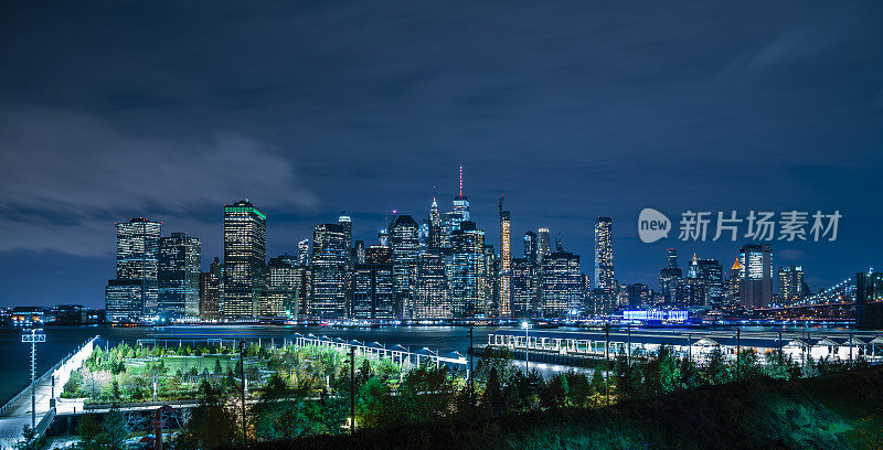 布鲁克林高地步道上曼哈顿市中心的夜景