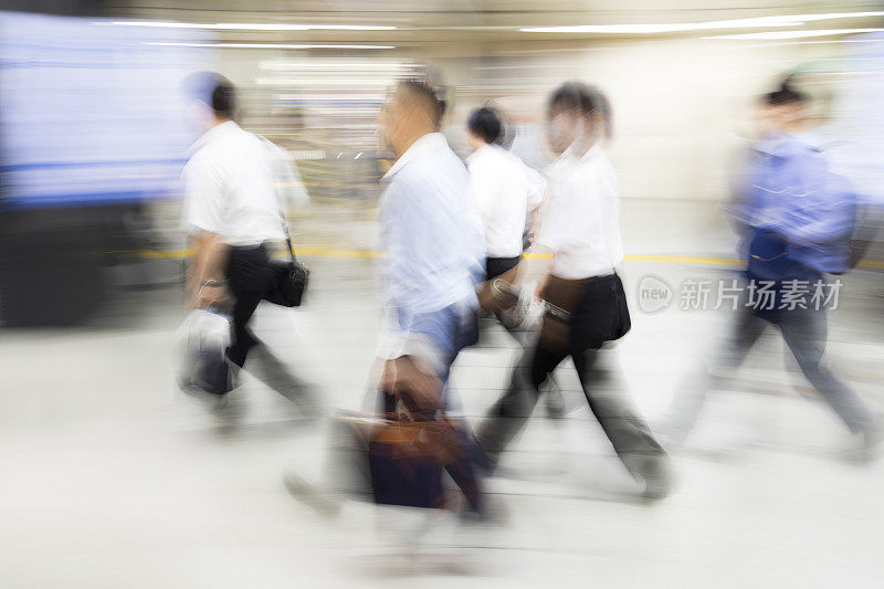 地铁高峰期，人们在行走，日本