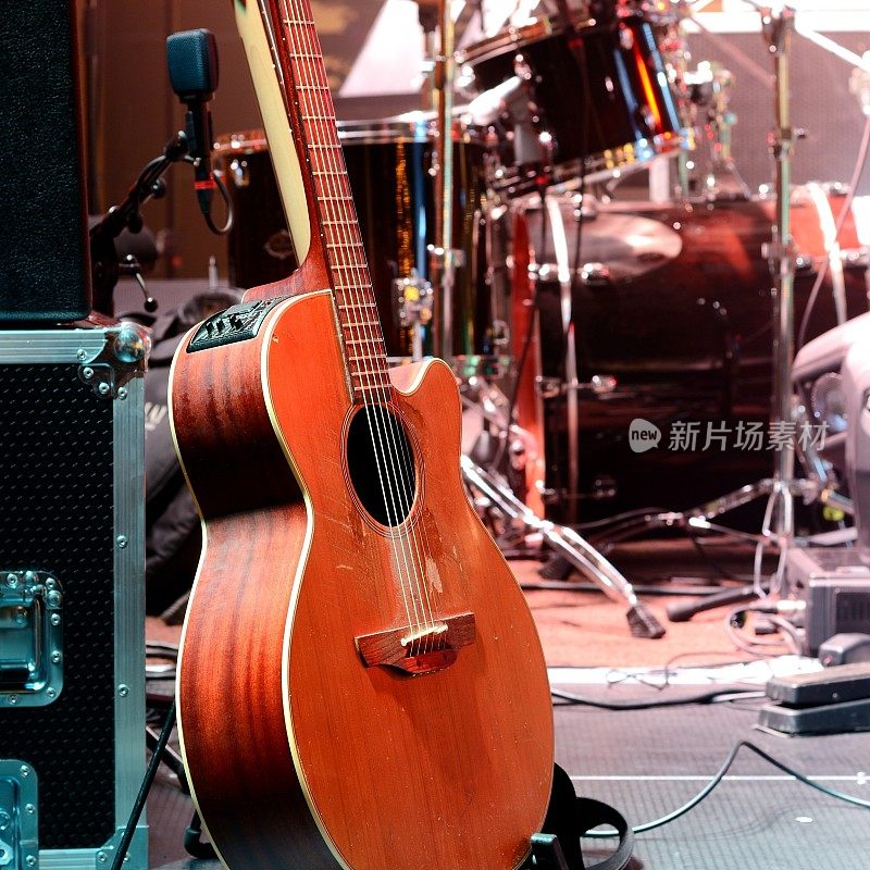 吉他和其他音乐设备在音乐会前的舞台上
