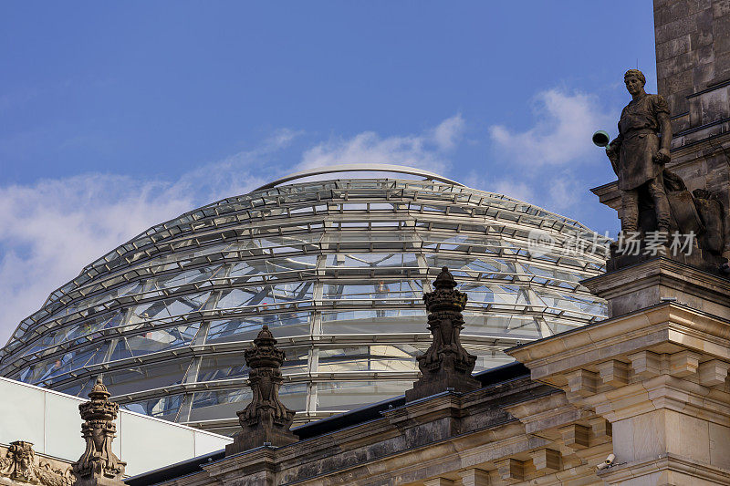 白天柏林的国会大厦圆顶
