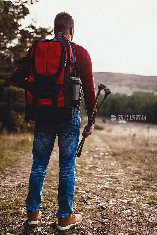 男子用登山杆攀爬