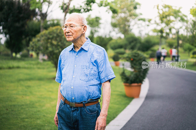 一位中国老人在公园散步