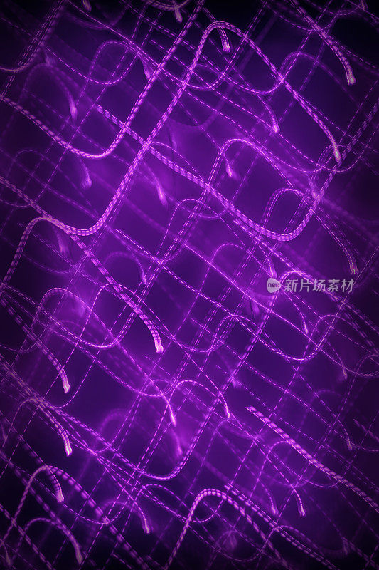 带运动模糊效果的抽象散焦灯光背景(紫色)