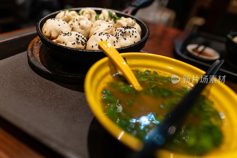 在餐馆里吃饺子和汤