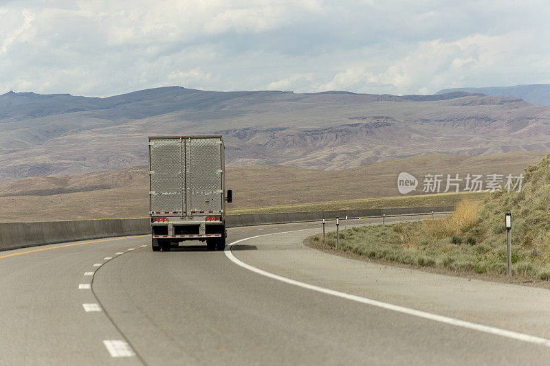 美国犹他州内华达州际公路上行驶的卡车