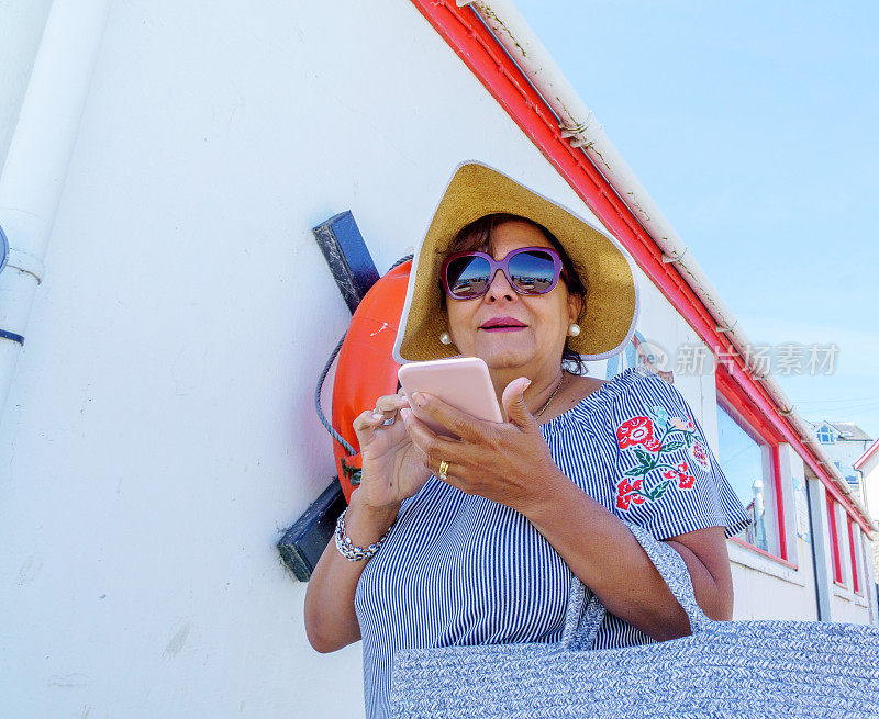 西班牙裔老妇人用手机发短信
