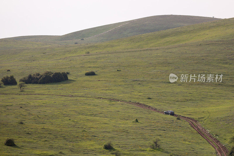 一辆越野车停在达姆巴茨高原