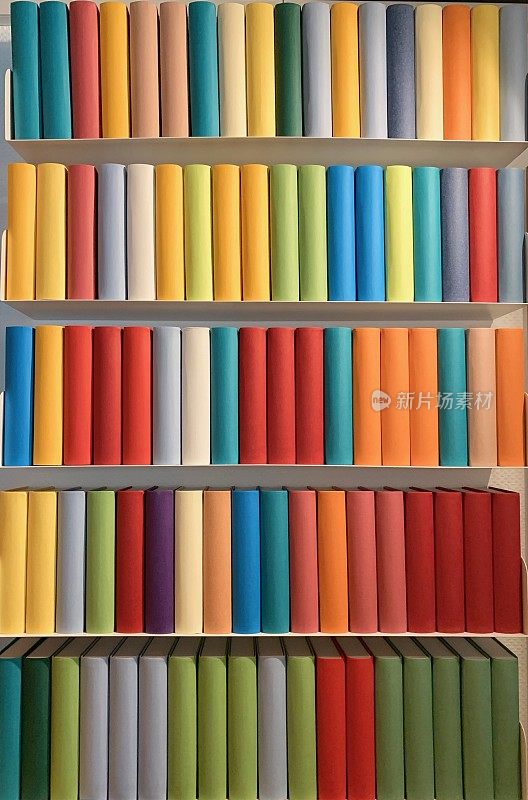 多色图书馆，薄金属书架上的通用书籍