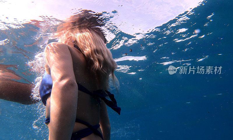 女人在清澈的地中海水域游泳