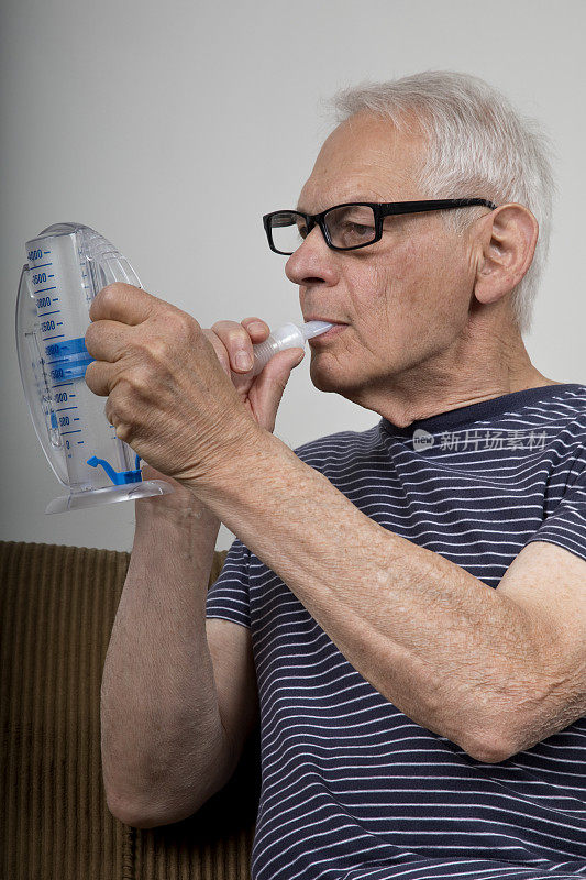 老人在家用肺活量计观察病情进展