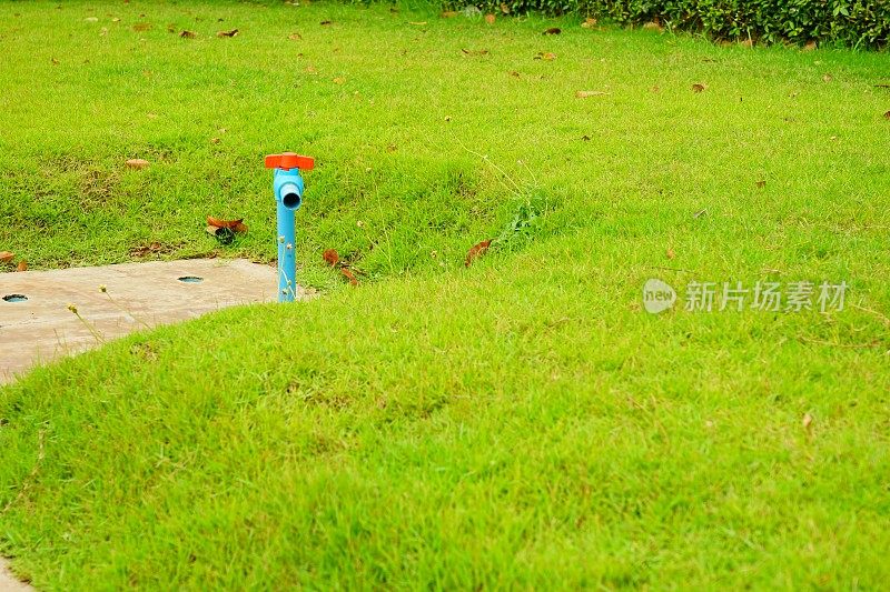 草地上的塑料管
