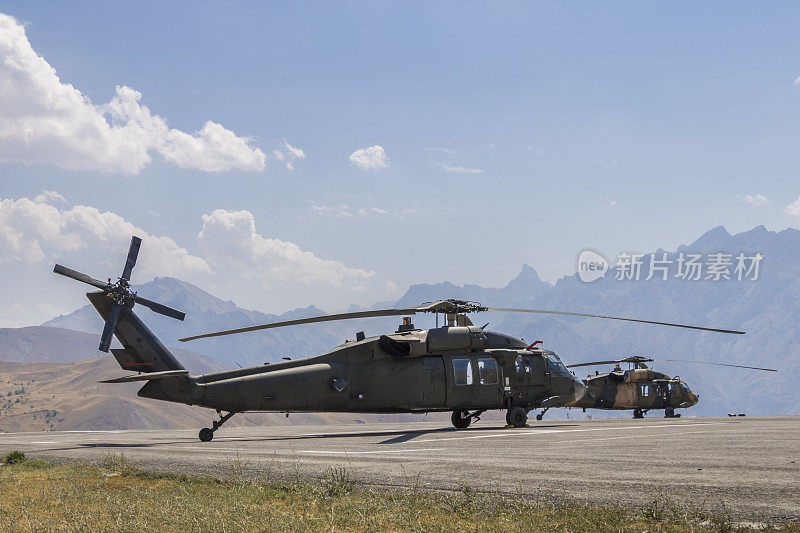UH-60黑鹰军用直升机在直升机场