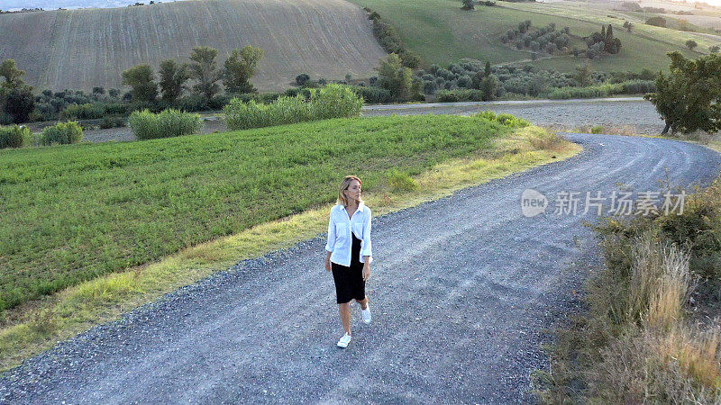 一个孤独的女人在乡村行走