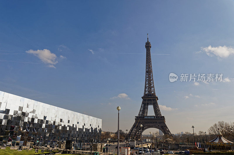 法国巴黎——埃菲尔铁塔附近的镜子