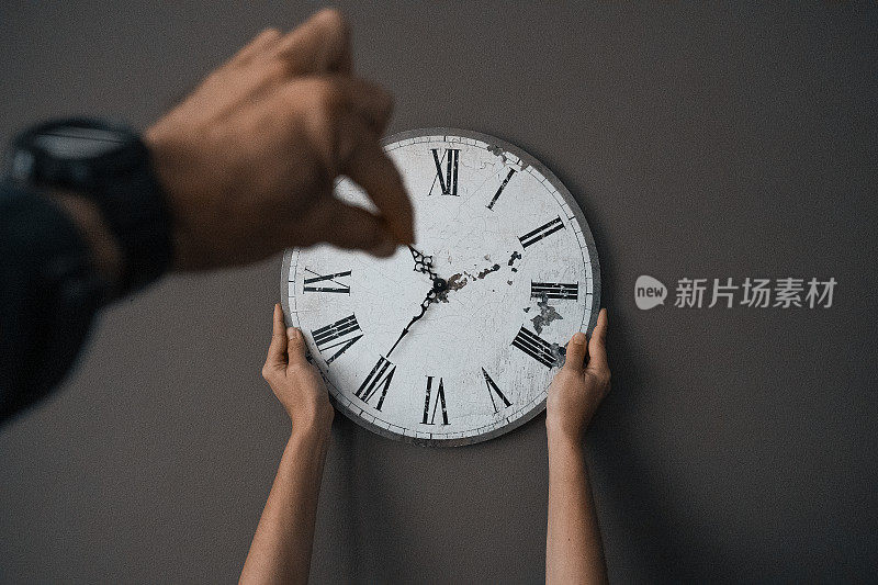 时间正在运行。在一个暗灰色的背景墙上的时钟上向上的箭头，工作时钟，时间，拷贝空间-库存照片