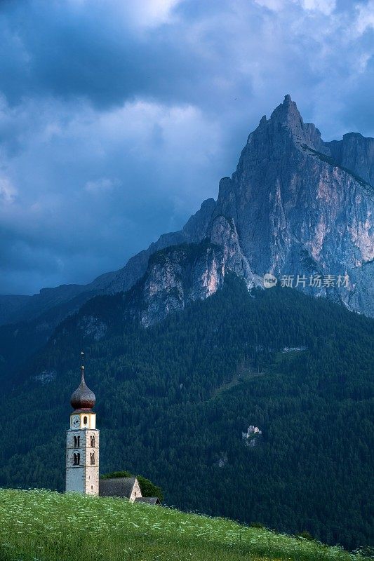 Dolomites的教堂