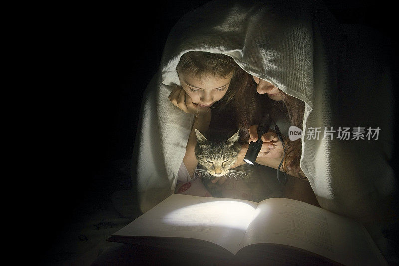 一个女孩和她的妈妈在看书。