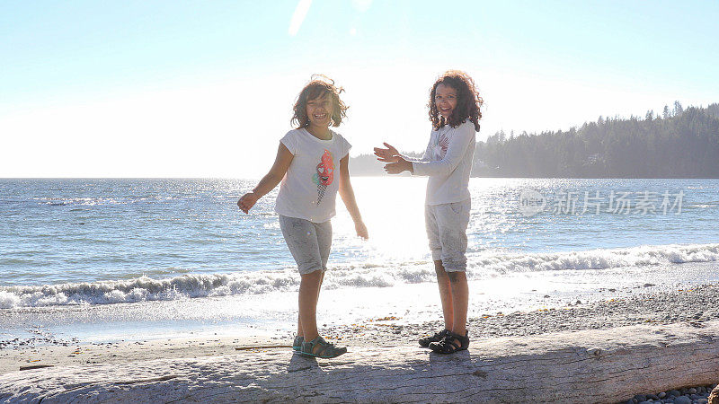 年轻的姐妹们在海滩上玩耍