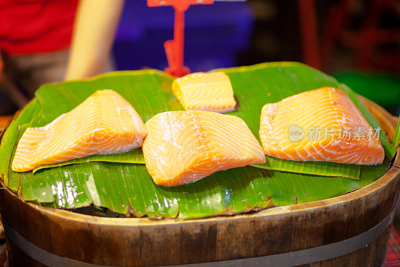 夜市寿司用的泰国生鲑鱼