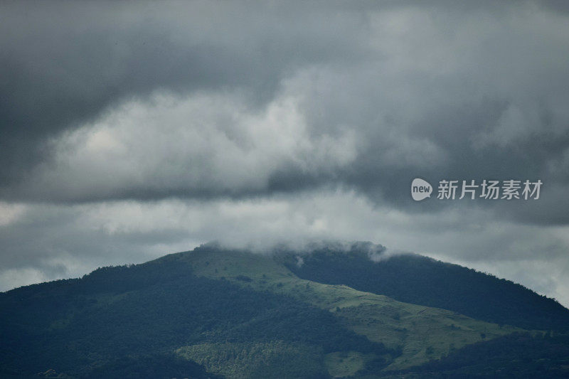 巴西米纳斯吉拉斯州一座山上的暴风云