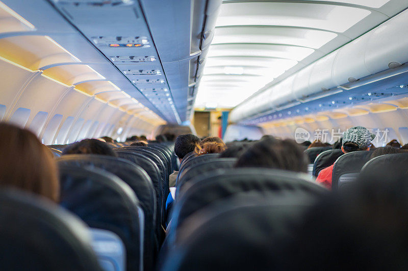 在飞机的座位和乘客坐的所有区域等待飞机从跑道上起飞。