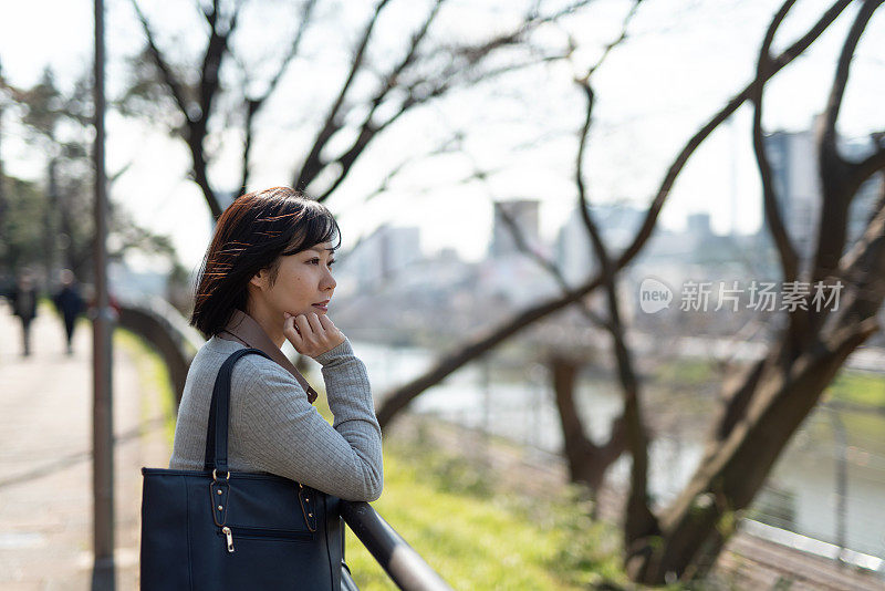 女商人在休息和思考