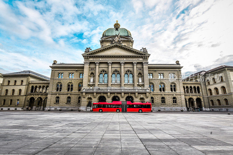 瑞士伯尔尼的瑞士议会大厦前的公交车
