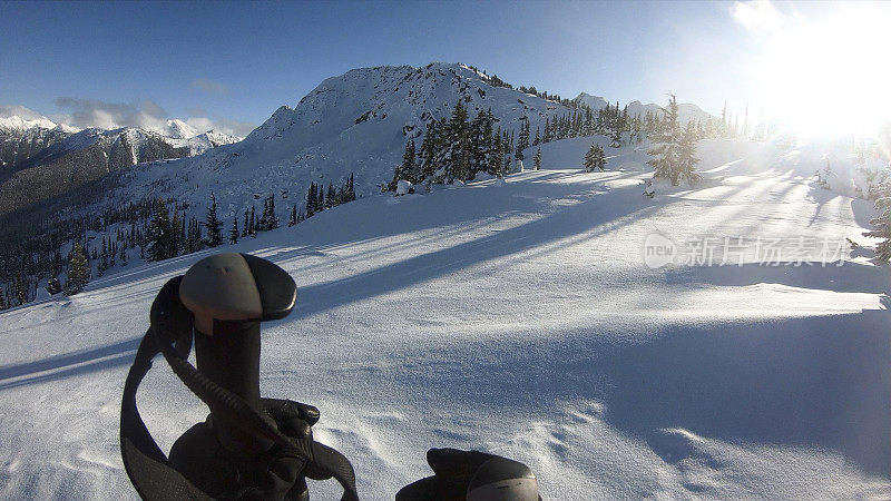 山地滑雪运动员攀登高山的第一人称视角