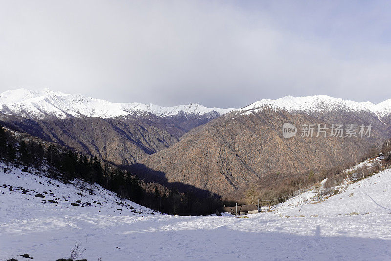 山顶上有雪