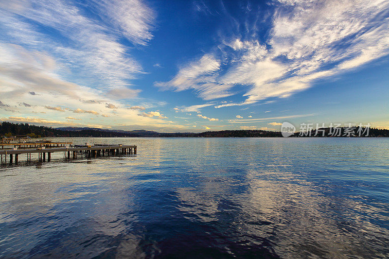 华盛顿湖上的动态天空
