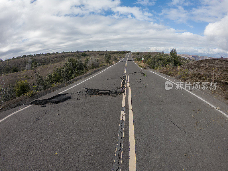 位于夏威夷火山国家公园的火山活动断裂的道路