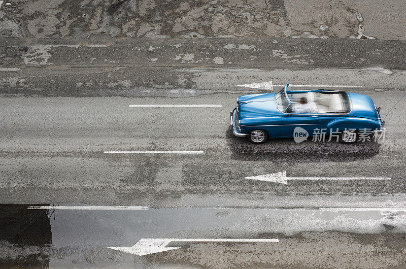 老美国1950年的汽车驶过老哈瓦那区