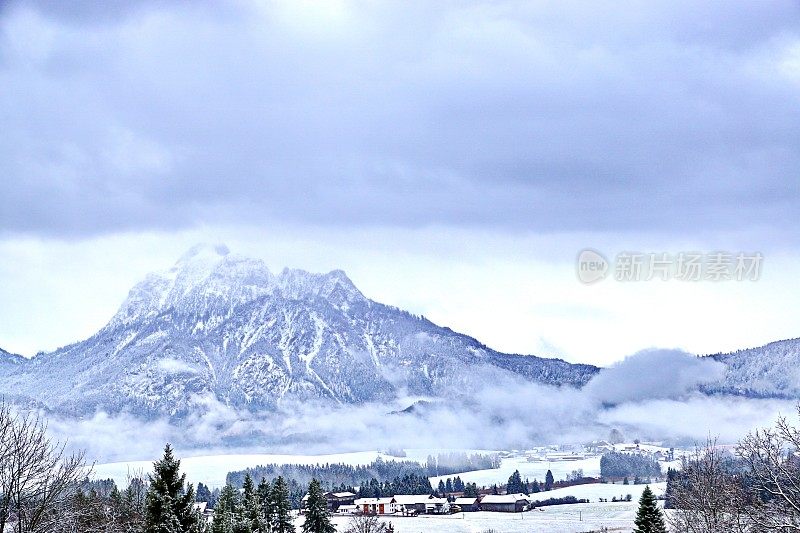 一场暴风雪过后，在Allgäu阿尔卑斯山上空，霍普芬西在前景中。Ost-Allgau,巴伐利亚,德国。