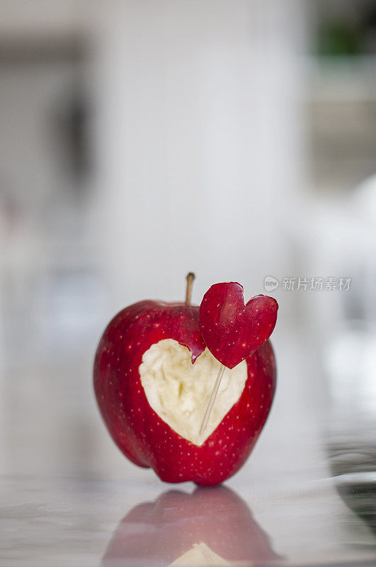 红色的苹果和心形的象征