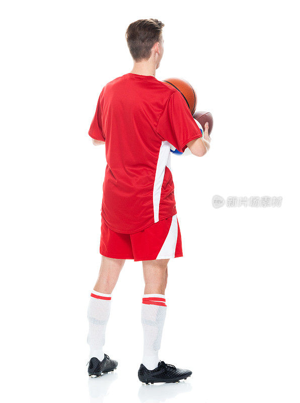白人少年运动员站着戴着棒球手套，拿着水球和踢足球-运动和使用运动球