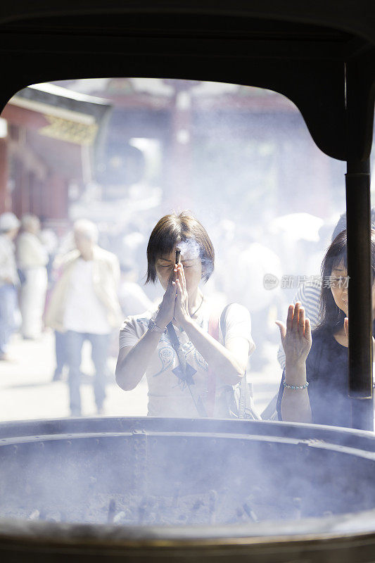 日本东京，人们在浅草寺祈祷