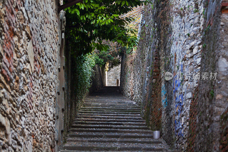 在贝加莫可以看到台阶和古老的中世纪小路