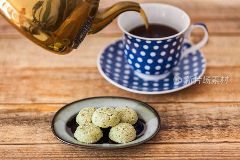 红茶泡在茶杯里，收起来