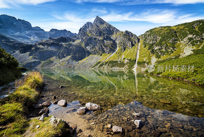在波兰度假-黑加西尼考伊池塘和科斯切莱克高峰在Tatra山脉