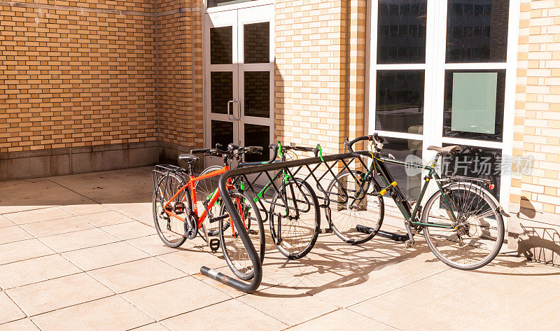 美国宾夕法尼亚州匹兹堡卡耐基梅隆大学校园外，自行车被拴在自行车架上
