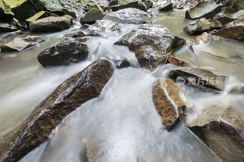 特写的水流过卵石的小溪